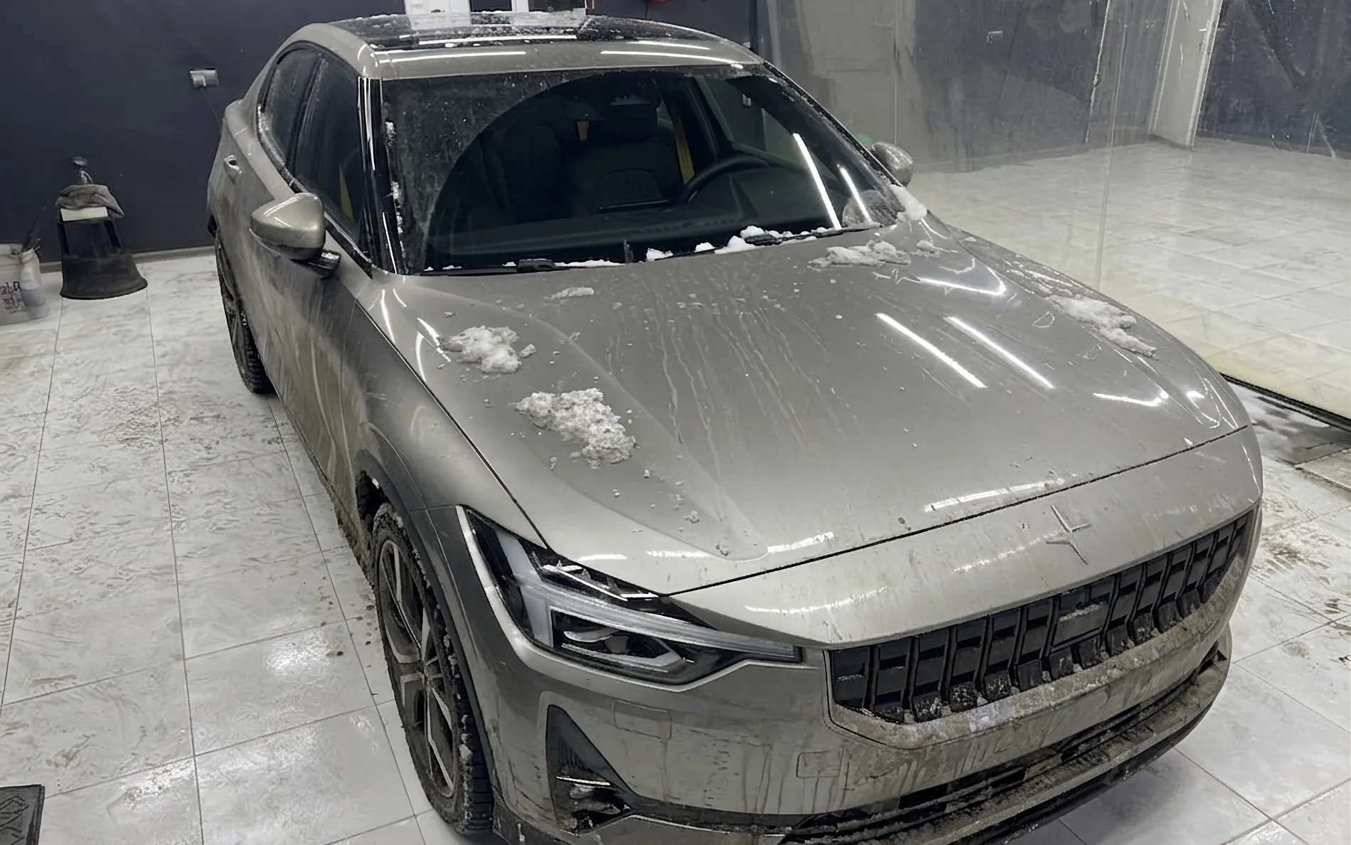 Polestar 2 до детейлинга — городская грязь и снег